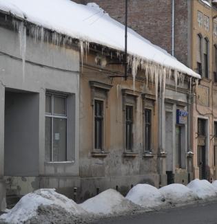 Poliţia Locală roagă orădenii să îndepărteze turţurii de gheaţă de pe locuinţe